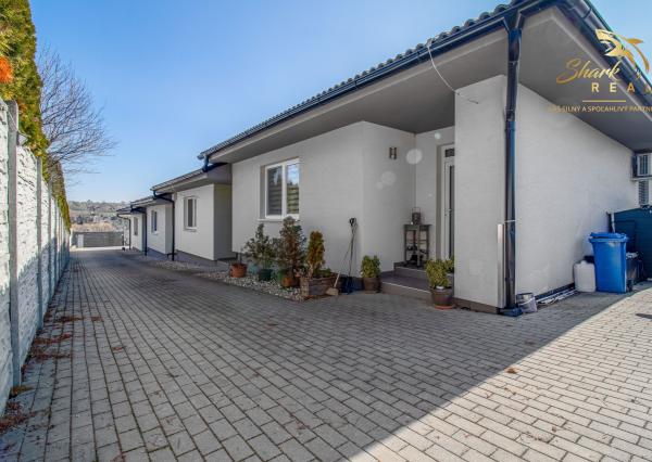 Moderný rodinný dom v radovej zástavbe v obci Malý Lapáš