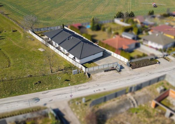 Moderný rodinný dom v radovej zástavbe v obci Malý Lapáš