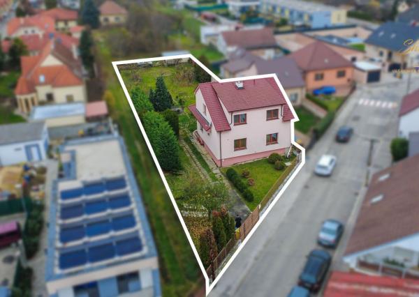 Dom s príjemnou atmosférou a atraktívnym pozemkom 1167m2
