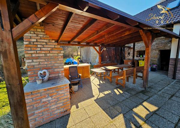 Rodinný dom so stodolou pri lese