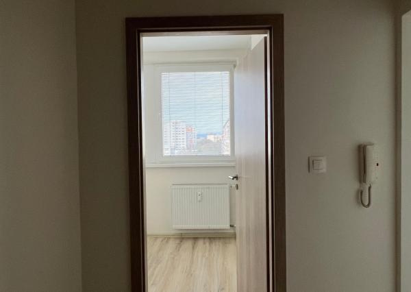 Prenájom 2-izbového bytu v blízkosti električky – Farského