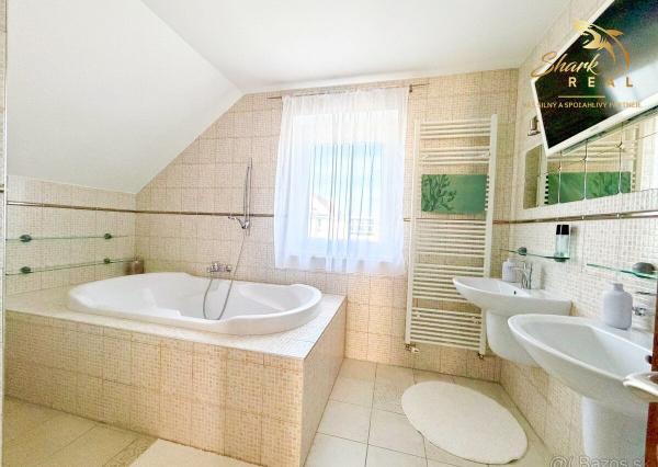 Priestranný 6izbový rodinný dom