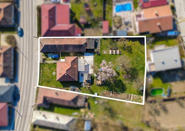 Vkusne zmodernizovaný rodinný dom + 1 726 m² krásnej záhrady