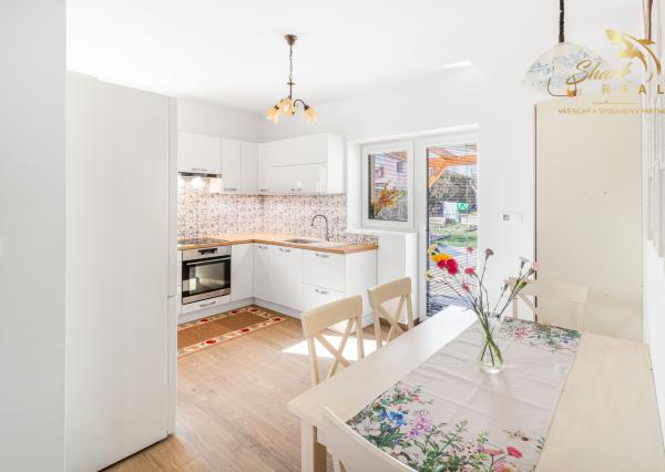 Vkusne zmodernizovaný rodinný dom + 1 726 m² krásnej záhrady