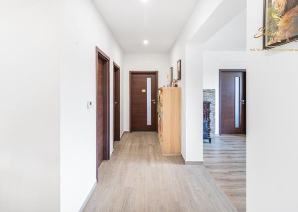 Vkusne zmodernizovaný rodinný dom + 1 726 m² krásnej záhrady