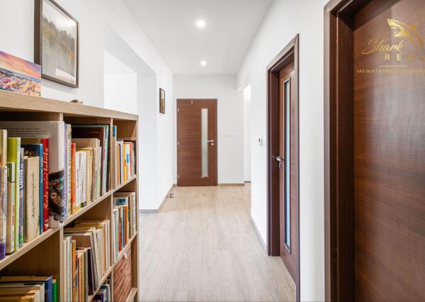 Vkusne zmodernizovaný rodinný dom + 1 726 m² krásnej záhrady