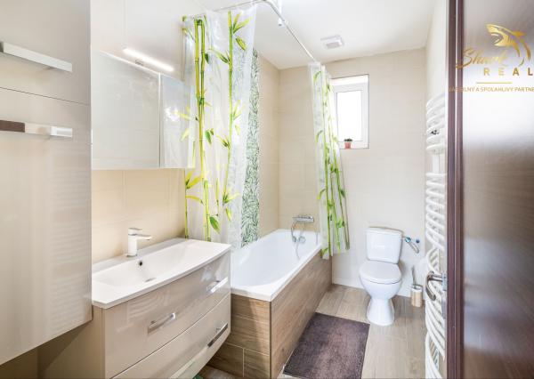 Vkusne zmodernizovaný rodinný dom + 1 726 m² krásnej záhrady