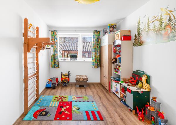 Vkusne zmodernizovaný rodinný dom + 1 726 m² krásnej záhrady