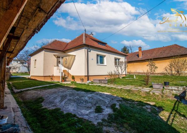 Vkusne zmodernizovaný rodinný dom + 1 726 m² krásnej záhrady