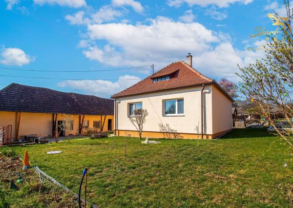 Vkusne zmodernizovaný rodinný dom + 1 726 m² krásnej záhrady