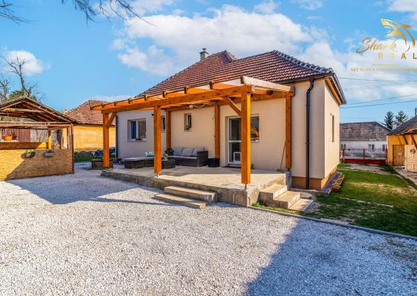 Vkusne zmodernizovaný rodinný dom + 1 726 m² krásnej záhrady