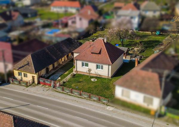 Vkusne zmodernizovaný rodinný dom + 1 726 m² krásnej záhrady