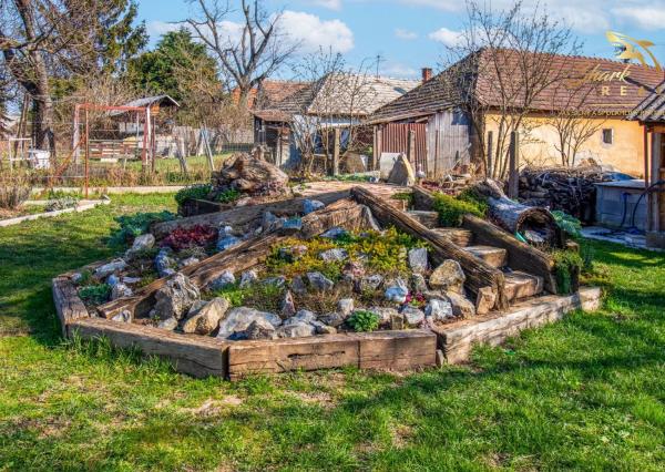 Vkusne zmodernizovaný rodinný dom + 1 726 m² krásnej záhrady