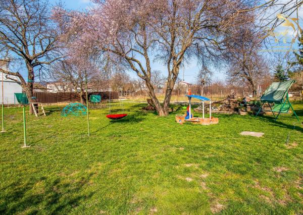 Vkusne zmodernizovaný rodinný dom + 1 726 m² krásnej záhrady