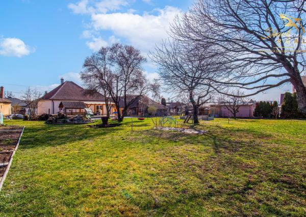 Vkusne zmodernizovaný rodinný dom + 1 726 m² krásnej záhrady