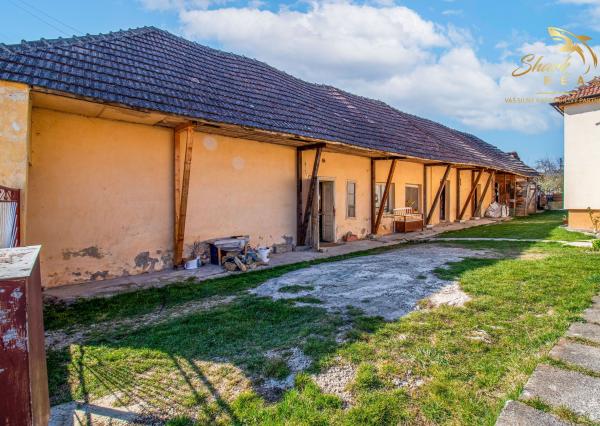 Vkusne zmodernizovaný rodinný dom + 1 726 m² krásnej záhrady