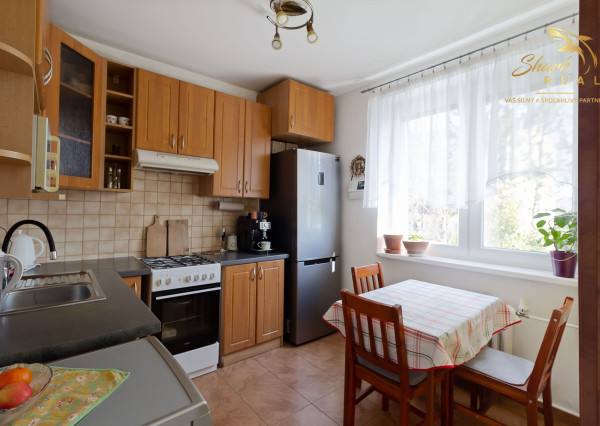 ZNÍŽENÁ CENA - VEĽKÝ 2 IZBOVÝ BYT V TICHEJ LOKALITE PIEŠŤAN SO ŠATNÍKOM