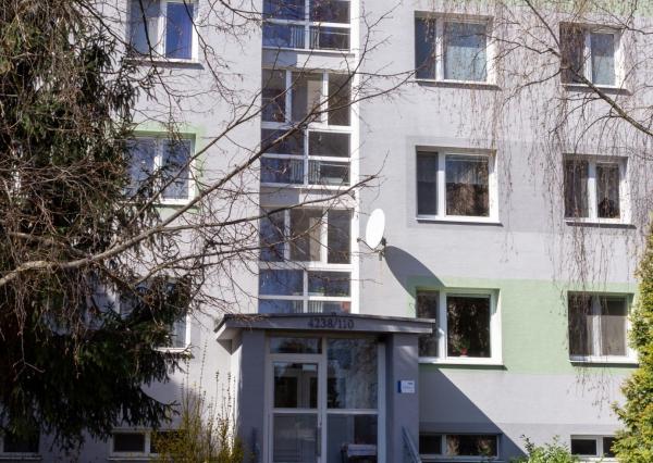 ZNÍŽENÁ CENA - VEĽKÝ 2 IZBOVÝ BYT V TICHEJ LOKALITE PIEŠŤAN SO ŠATNÍKOM