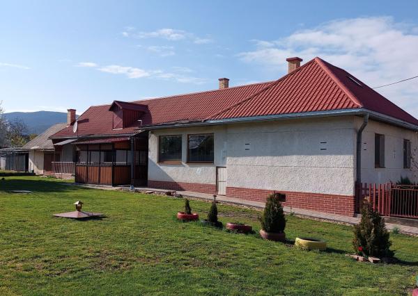  Priestranný 5-izbový rodinný dom po rekonštrukcii | 2 bytové jednotky | veľký pozemok | Malé Ozorovce