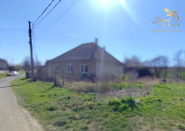 Užší rovinatý pozemok na predaj