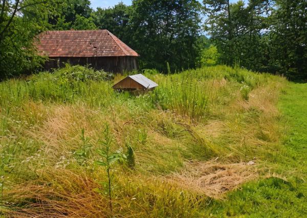 Užší rovinatý pozemok na predaj