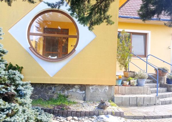 Na predaj 7 izbový rodinný dom s krásnou záhradou
