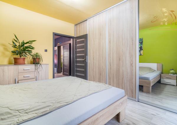 Priestranný 3-izbový byt s balkónom kúsok od stanice – Piešťany