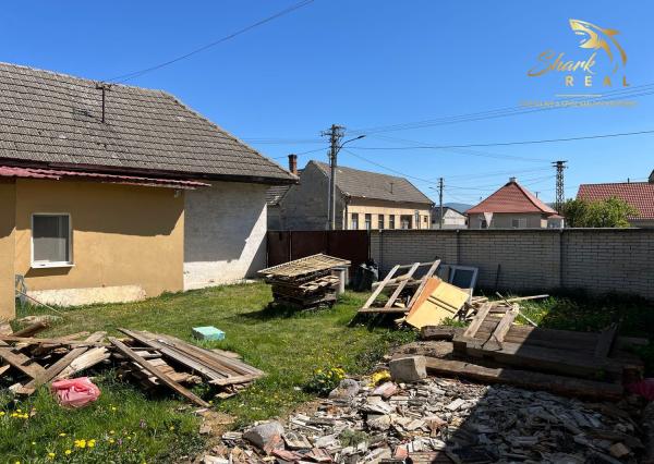 Dom s obrovským potenciálom v centre obce - Podolie
