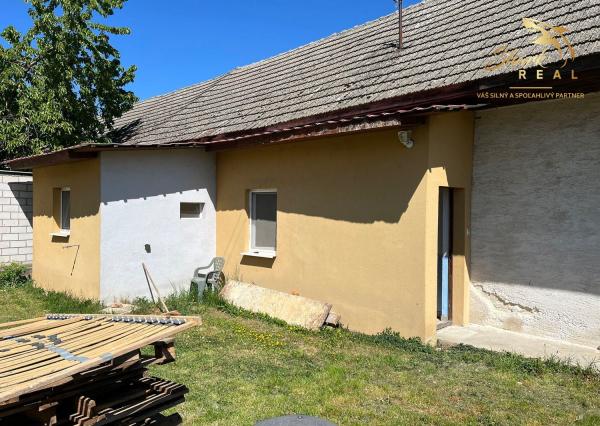 Dom s obrovským potenciálom v centre obce - Podolie