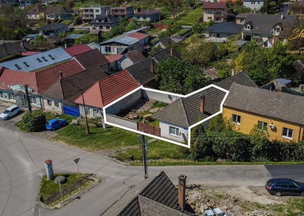Dom s obrovským potenciálom v centre obce - Podolie