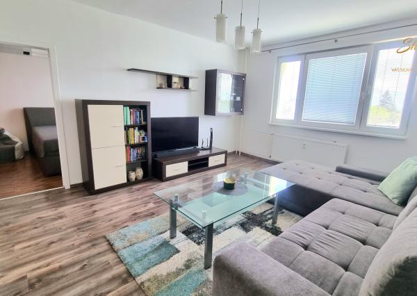 Na predaj priestranný 3-izbový byt s balkónom v Sečovciach – sídlisko SNP