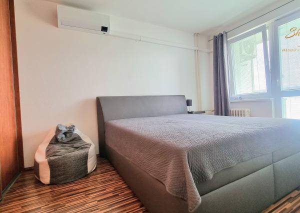 Na predaj priestranný 3-izbový byt s balkónom v Sečovciach – sídlisko SNP