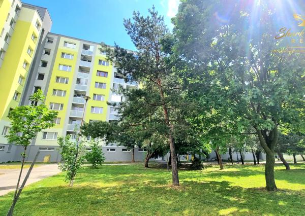 Na predaj priestranný 3-izbový byt s balkónom v Sečovciach – sídlisko SNP