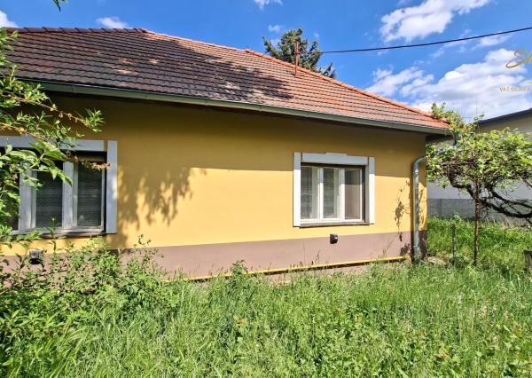 Vidiecky dom so 100 ročnou hruškou