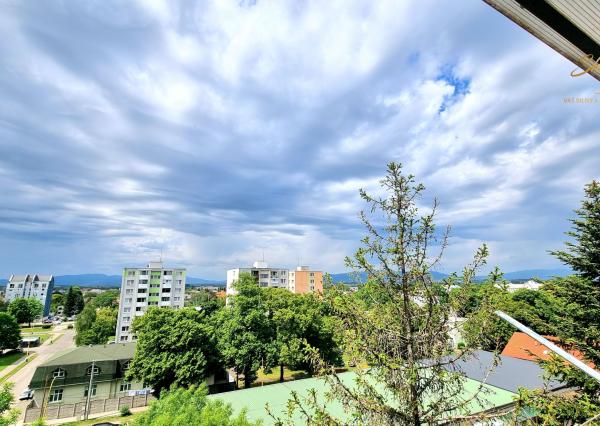 ZNÍŽENÁ CENA 2-IZBOVÝ BYT S BALKÓNOM V CENTRE TREBIŠOVA