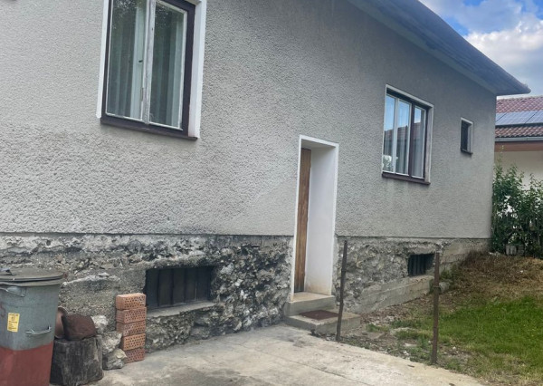 Starší rodinny dom v malebnej obci v Starej Myjave 