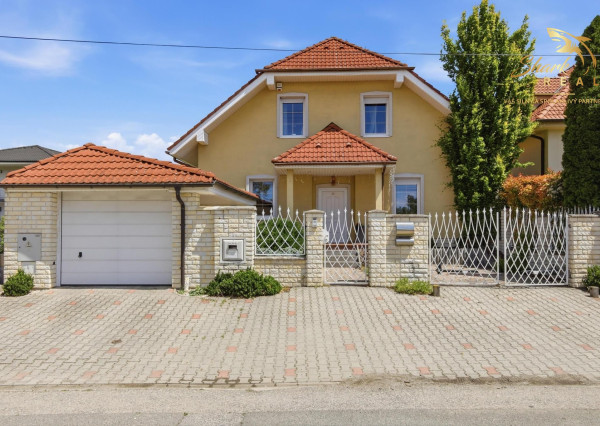 Na predaj: Nadštandardný 4- izbový rodinný dom s bazénom a krbom - Viničné