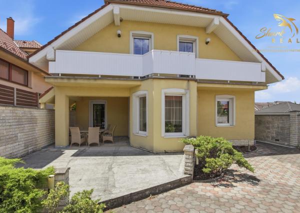 Na predaj: Nadštandardný 4- izbový rodinný dom s bazénom a krbom - Viničné