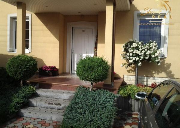 Na predaj: Nadštandardný 4- izbový rodinný dom s bazénom a krbom - Viničné