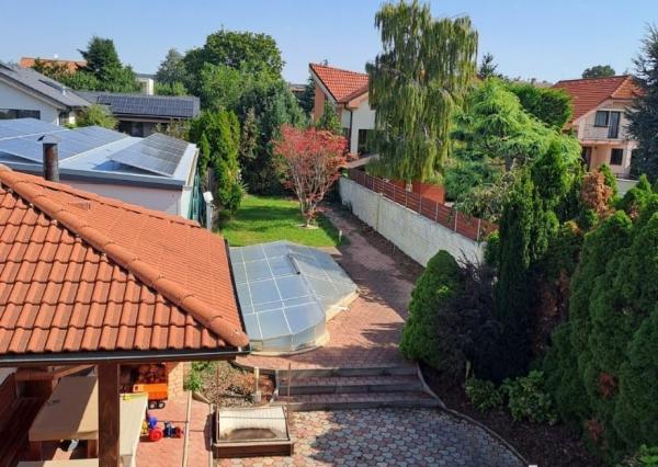 Na predaj: Nadštandardný 4- izbový rodinný dom s bazénom a krbom - Viničné
