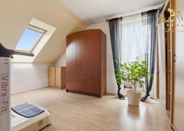 Na predaj: Nadštandardný 4- izbový rodinný dom s bazénom a krbom - Viničné
