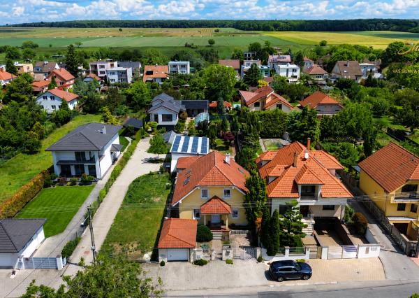 Na predaj: Nadštandardný 4- izbový rodinný dom s bazénom a krbom - Viničné
