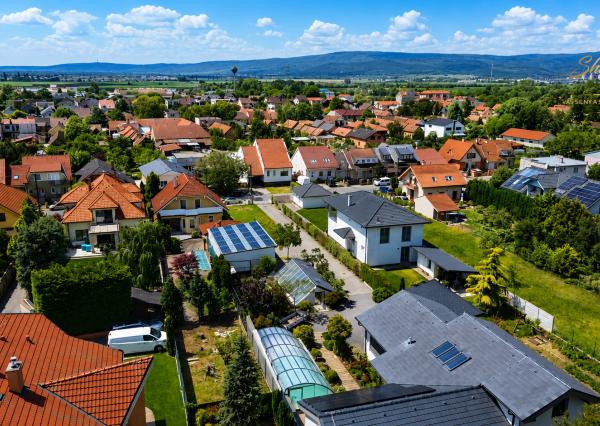 Na predaj: Nadštandardný 4- izbový rodinný dom s bazénom a krbom - Viničné