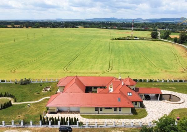 Jedinečná rodinná vila s výbornou strategickou polohou
