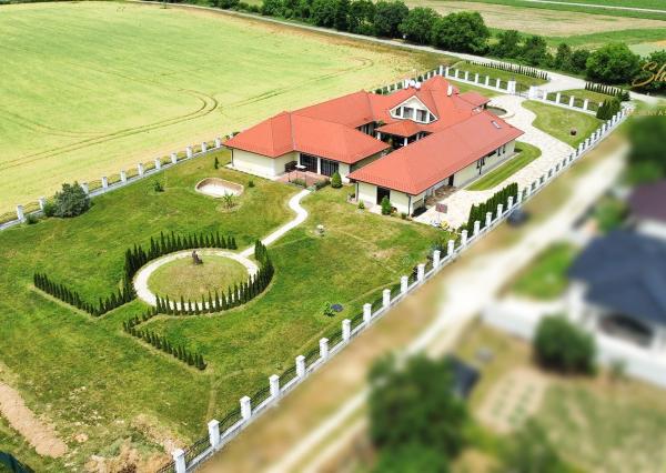Jedinečná rodinná vila s výbornou strategickou polohou