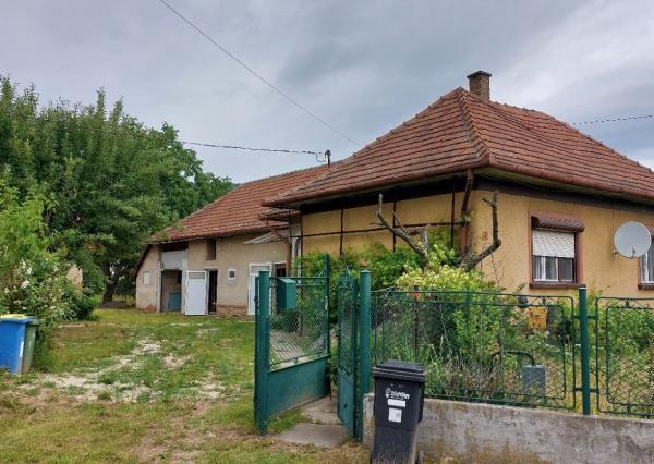 Exkluzívne na predaj rodinný dom s hosťovským domčekom, garážou a veľkým pozemkom v Bódvaszilase, Máďarsko
