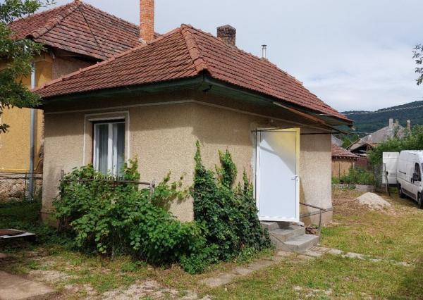 Exkluzívne na predaj rodinný dom s hosťovským domčekom, garážou a veľkým pozemkom v Bódvaszilase, Máďarsko