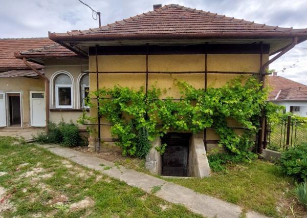 Exkluzívne na predaj rodinný dom s hosťovským domčekom, garážou a veľkým pozemkom v Bódvaszilase, Máďarsko