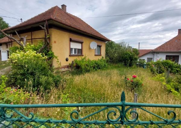 Exkluzívne na predaj rodinný dom s hosťovským domčekom, garážou a veľkým pozemkom v Bódvaszilase, Máďarsko