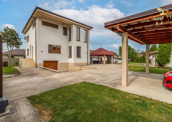 Luxusný dom s dvoma bytovými jednotkami na predaj